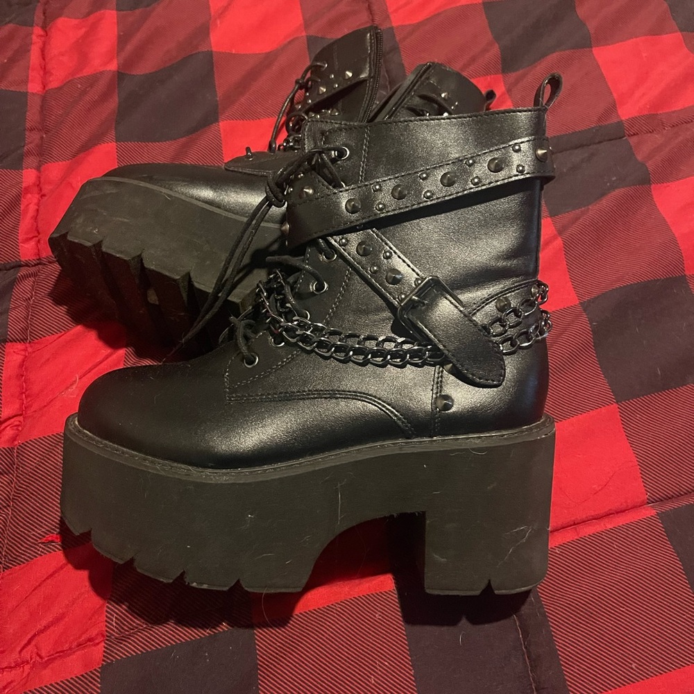 Size 7 platform boot! - Picture 2 of 5